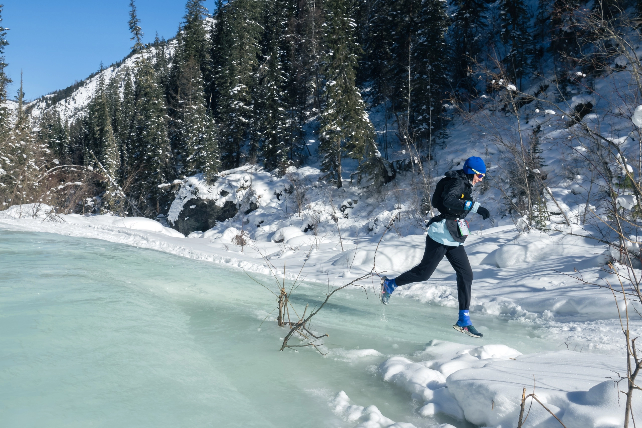 Спортсменка бежит во льду