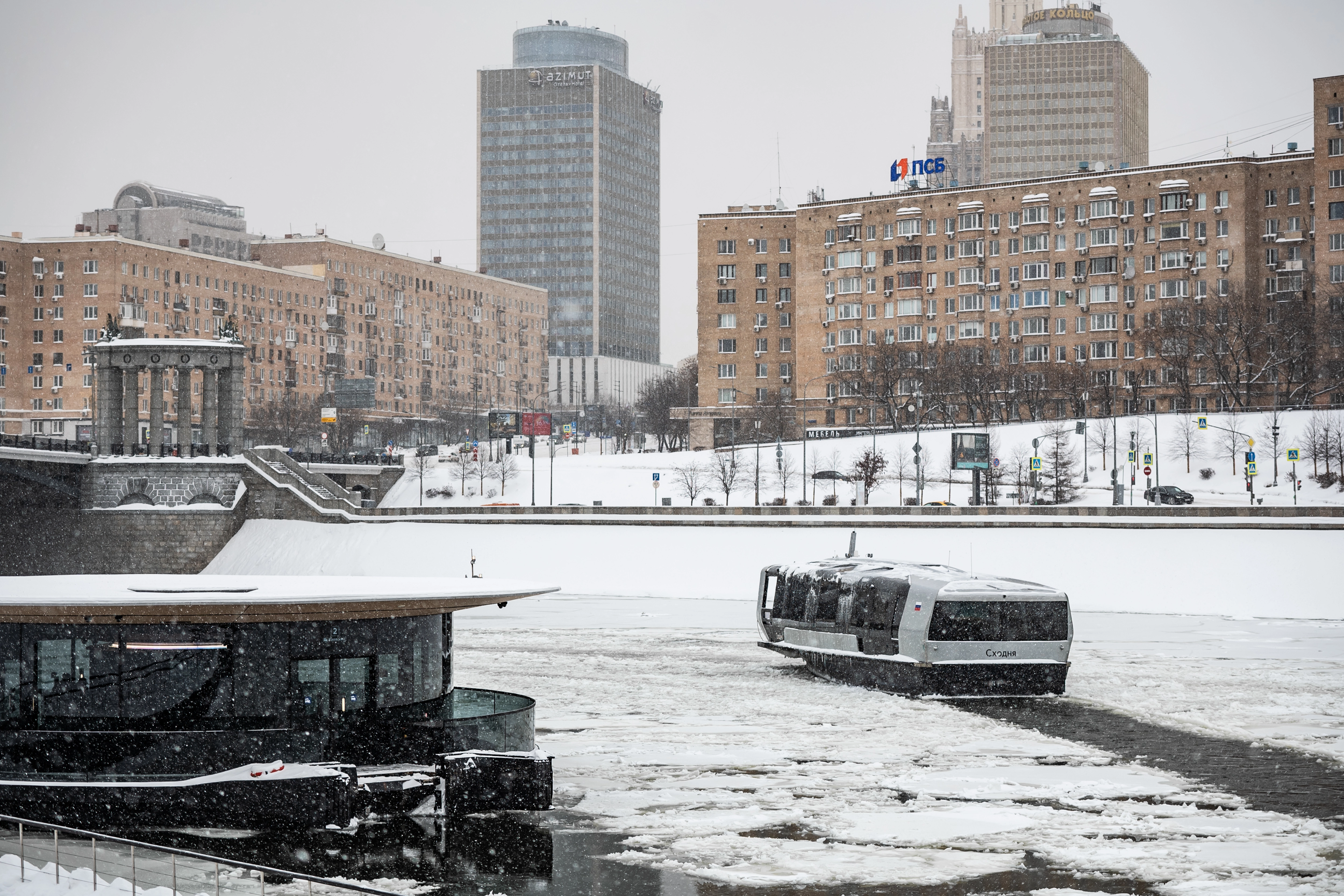 Электросудно зимой