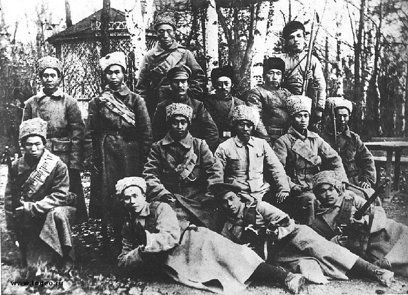 Komsostav_kitaiskogo_bataliona_1918   Командный состав китайского батальона В центре в белом - Жен Фучен