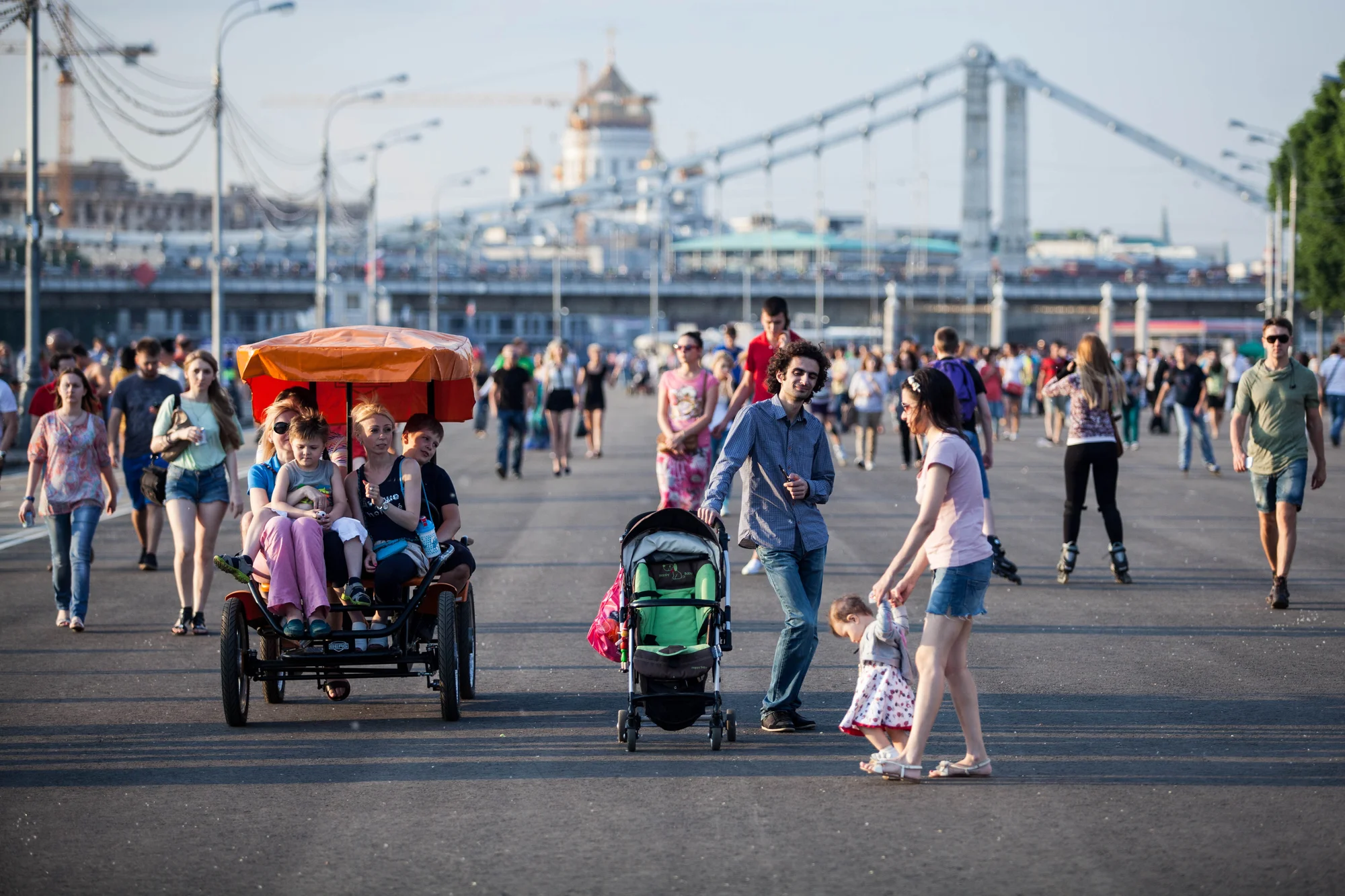 Москва семей. Парк Горького Москва прогулки. Парк Горького Москва лето. Парк Горького Москва люди. Прогулка по Москве парк кгорького.