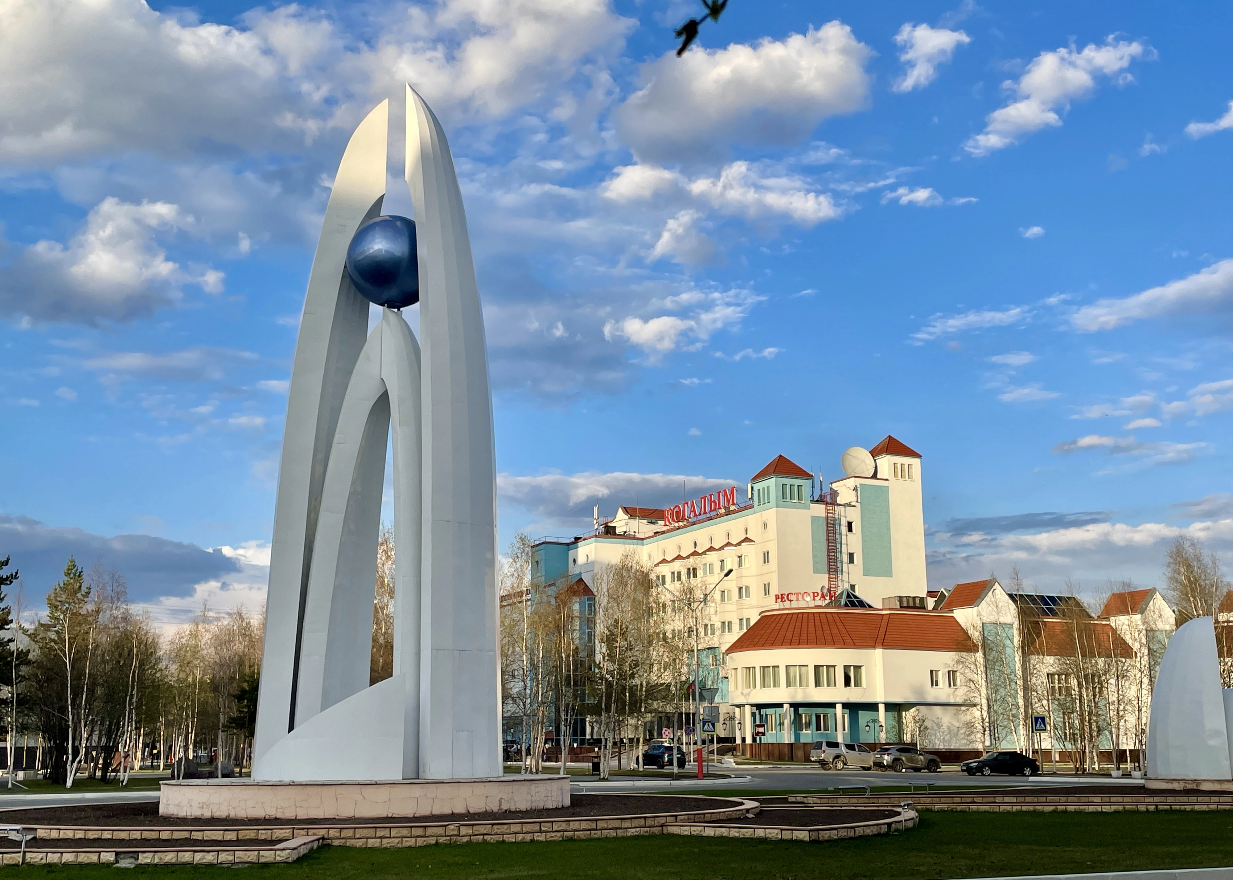 Sculpture__Pearl_of_Western_Siberia__and_Hotel_Kogalym_(52081157857)