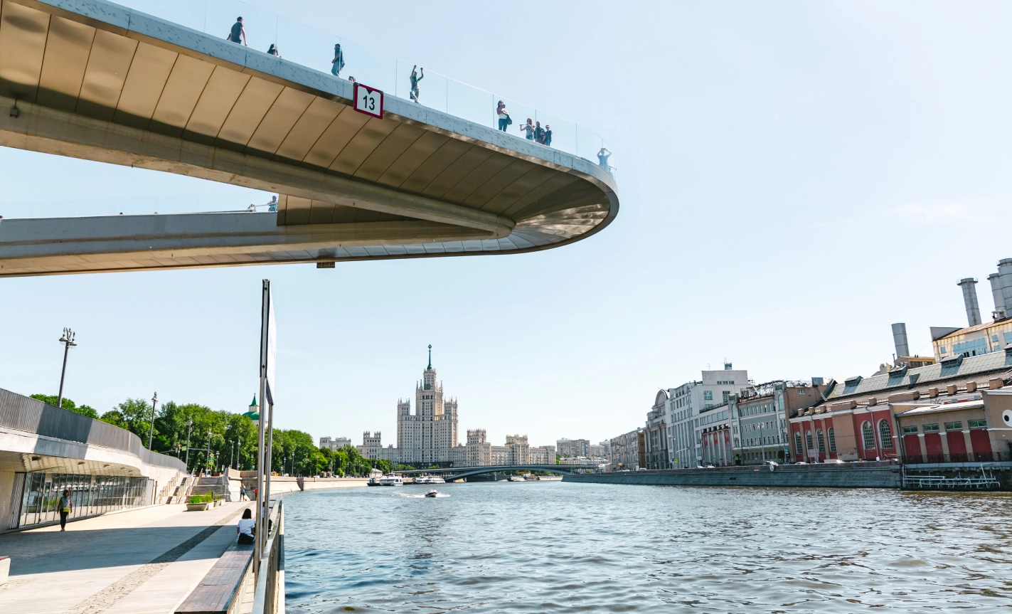 Вид снизу на мост в парке Зарядье