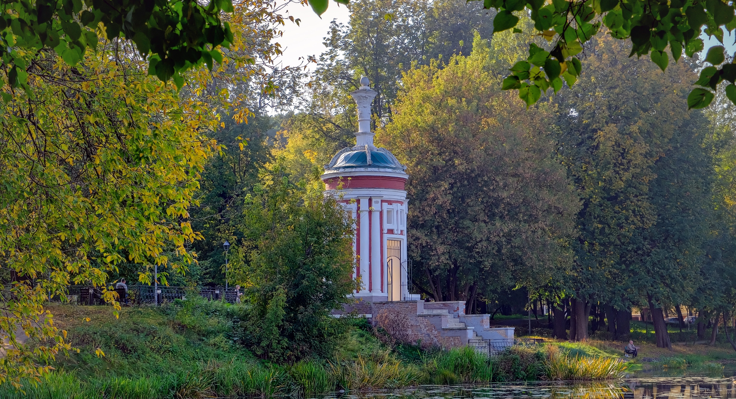 Старая парковая беседка