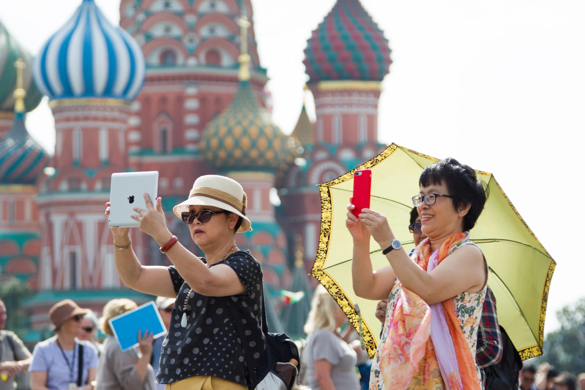 Весело сегодня в москве украина. Китайские туристы в Москве 2023. Китайские туристы в Москве. Китайские туристы на красной площади. Китайцы в Москве.