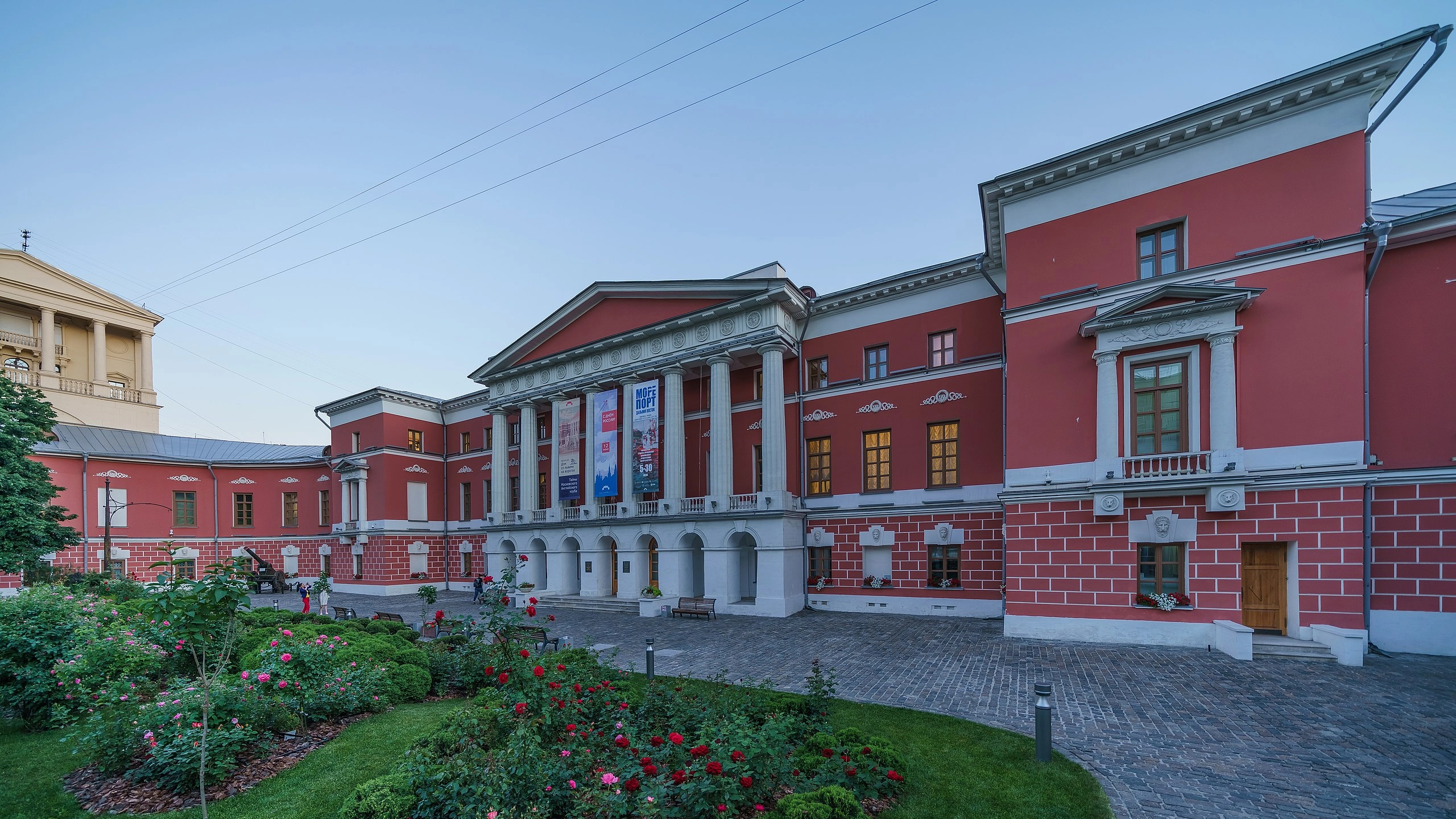 Дворец Разумовских: собрания масонов и современные выставки