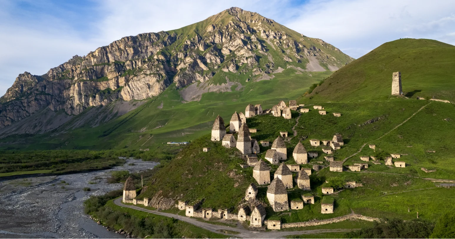 Осетия экскурсионные туры. Даргавс в Северной Осетии. Даргавс город мертвых. Некрополь Даргавс Северная Осетия.