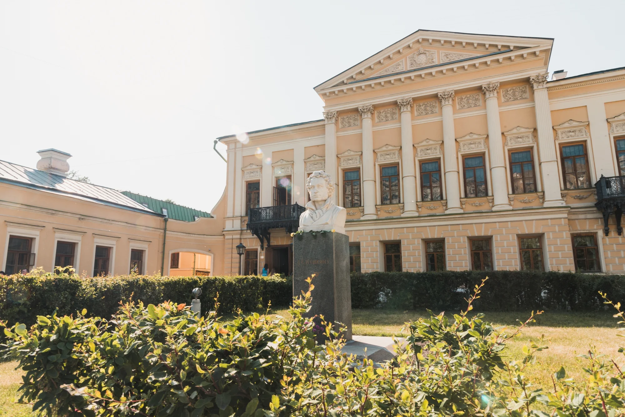 В Москве можно перекусить в средневековых кельях и почитать в историческом  особняке