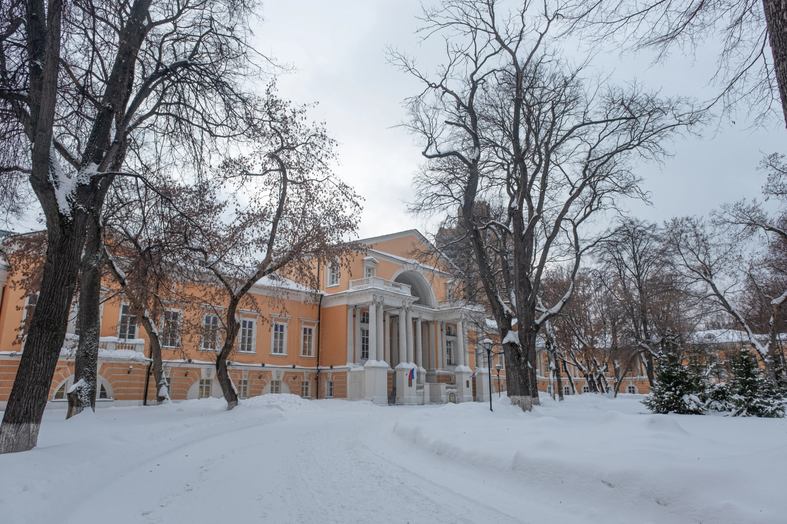 Усадебная прогулка вдоль Старой Басманной