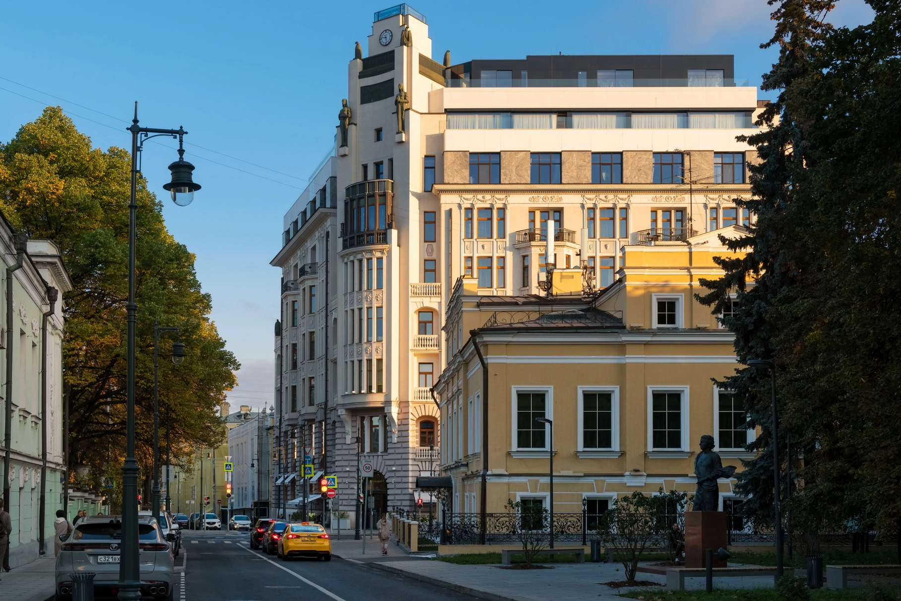 На страже города: рыцари на фасадах московских домов