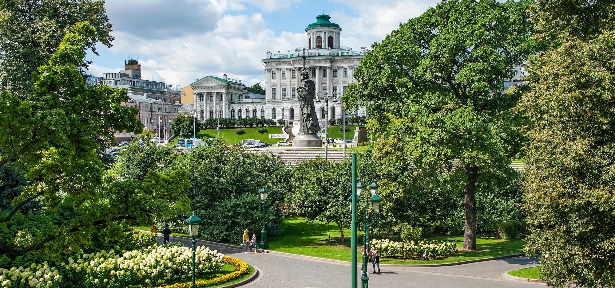 Прогулка по самым красивым цветникам Москвы: куда сходить